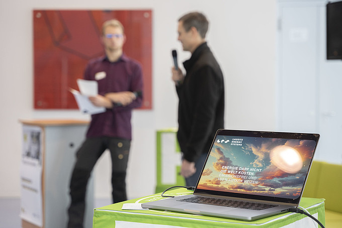 Zwei Vortragende vor Publikum