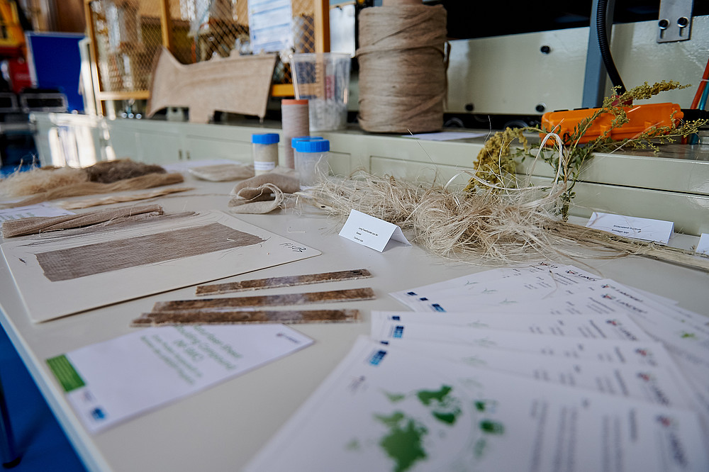 Tisch in der LaNDER³ Halle mit verschiedenen Utensilien