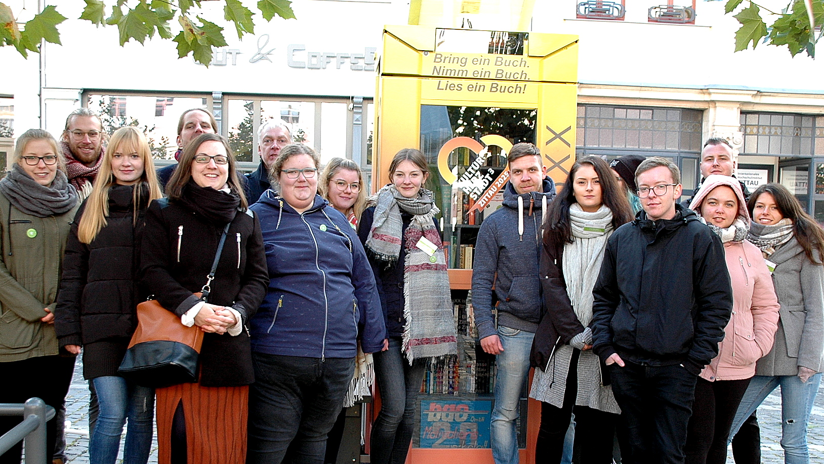 Die gesamte Projektgruppe vor der fertigen BücherboXX