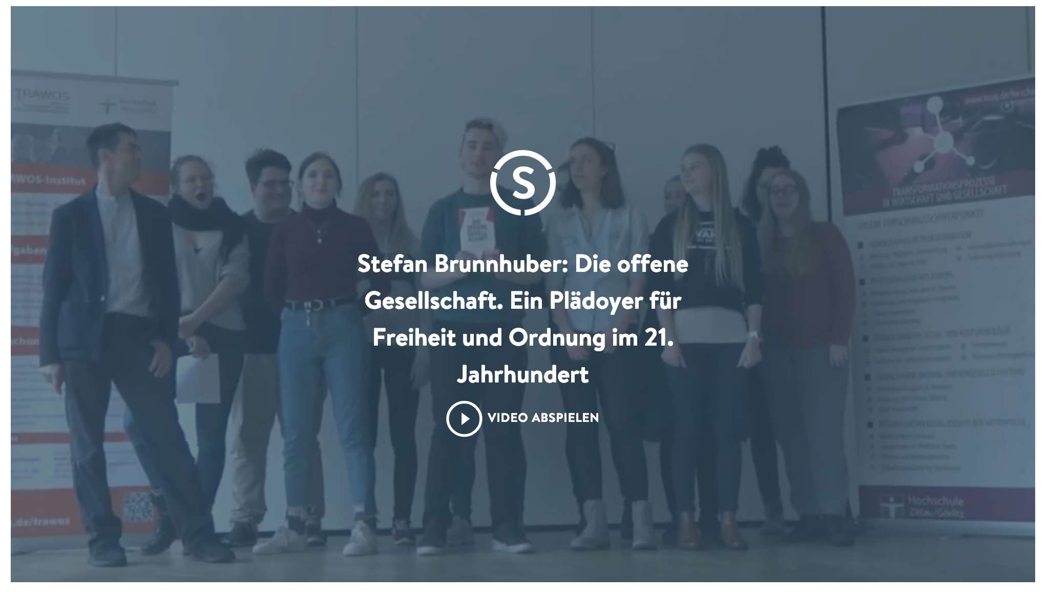 Screenshot des Stiftungs-Videos mit Personengruppe