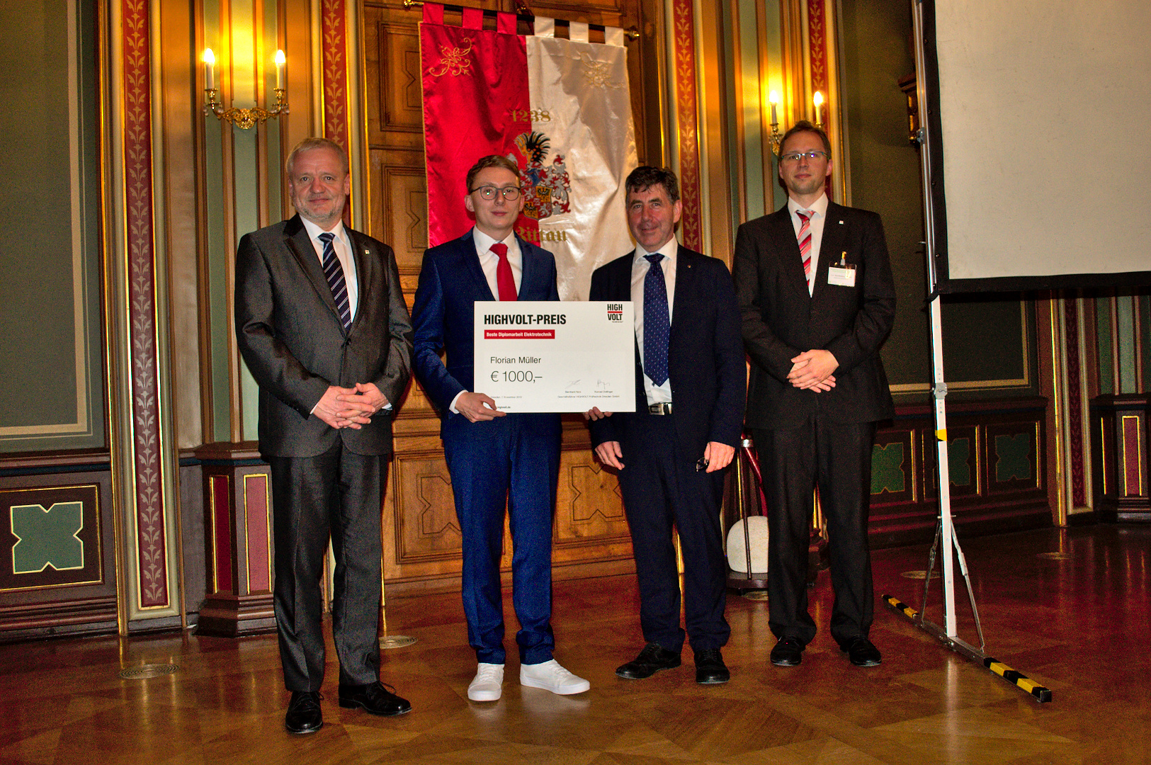 Verleihung des HIGHVOLT-Preises im Bürgersaal des Alten Rathauses in Zittau, v.l.n.r: Dekan Prof. Frank Worlitz (HS Zittau/Görlitz), Preisträger Florian Müller, Thomas Steiner (HIGHVOLT), Prof. Stefan Kornhuber (HS Zittau/Görlitz)