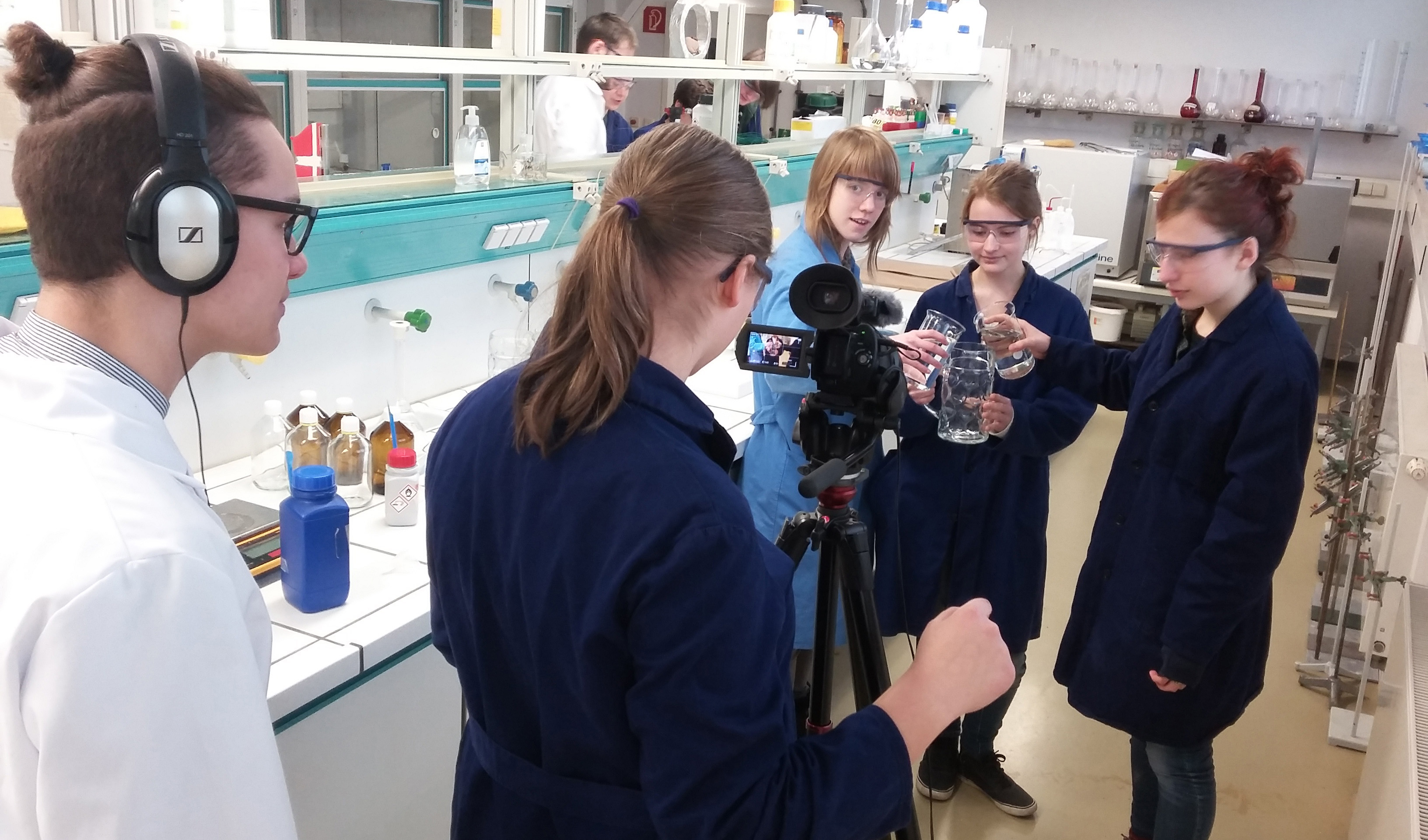 Laborexperimente und Kameraführung - zwei Lerngebiete, die sich gut mischen lassen.