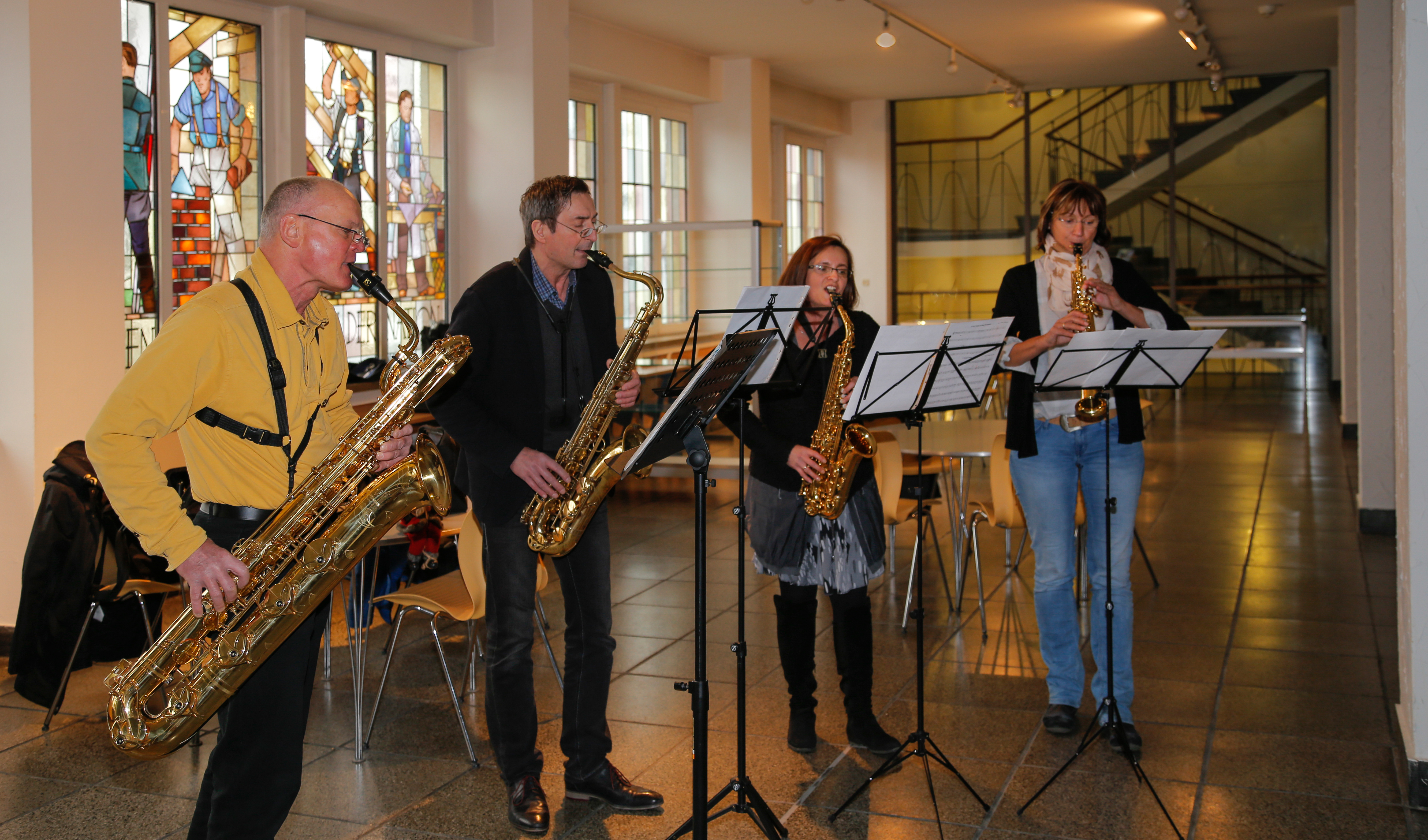 Ein Saxofon-Quartett erfüllte die Gänge der Hochschule mit weihnachtlichen Weisen und begeisterte das Publikum