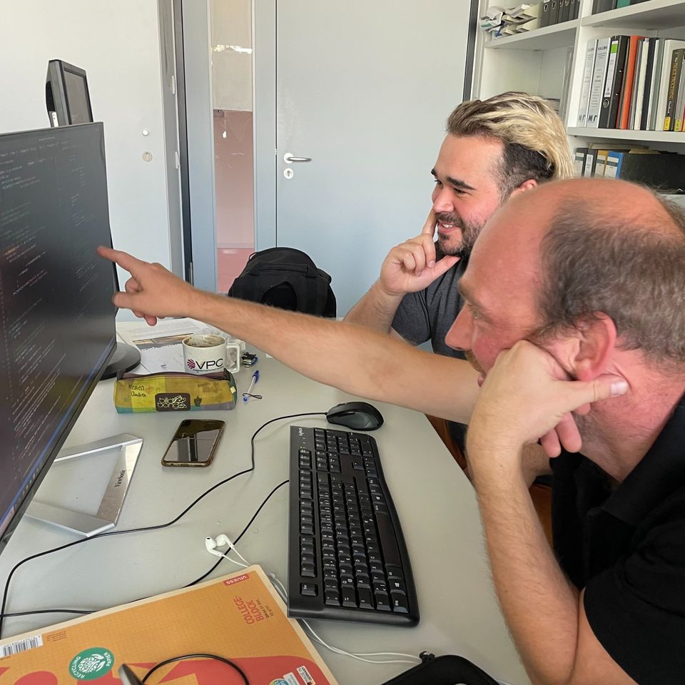 Ion zusammen mit seinem Betreuer Martin Herlig.