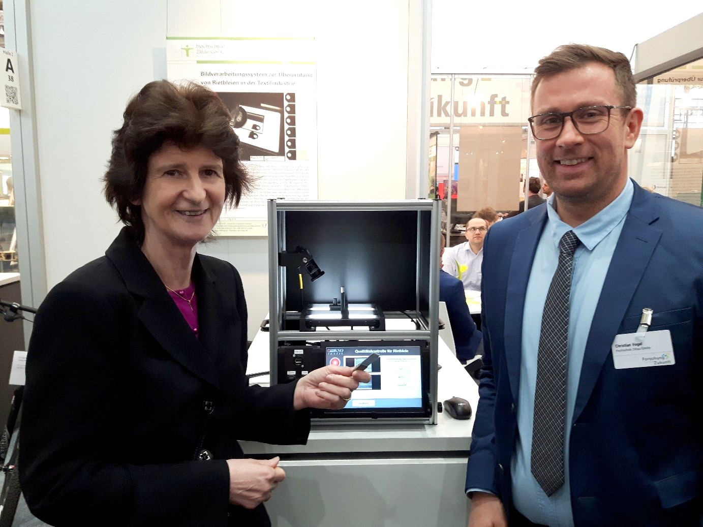 Frau Dr. Stange informiert sich über Forschung und Entwicklung an der Hochschule Zittau/Görlitz