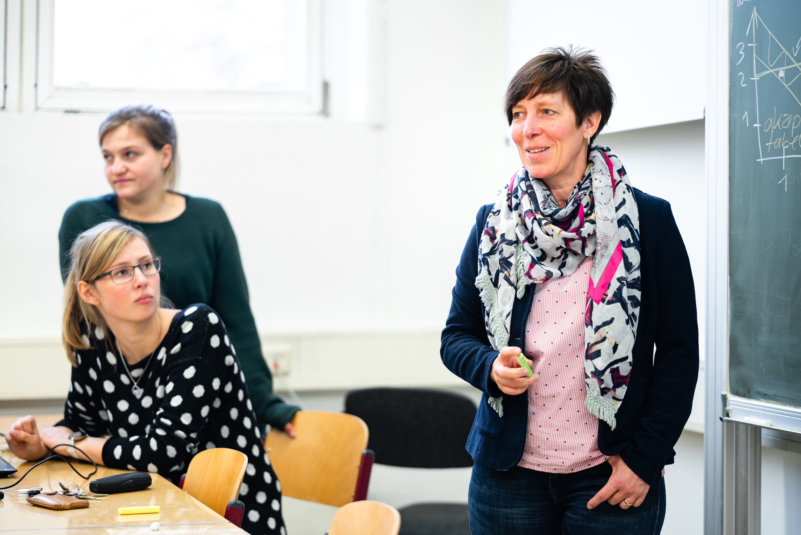 Prof. Jana Brauweiler und Studierende im Unterricht.