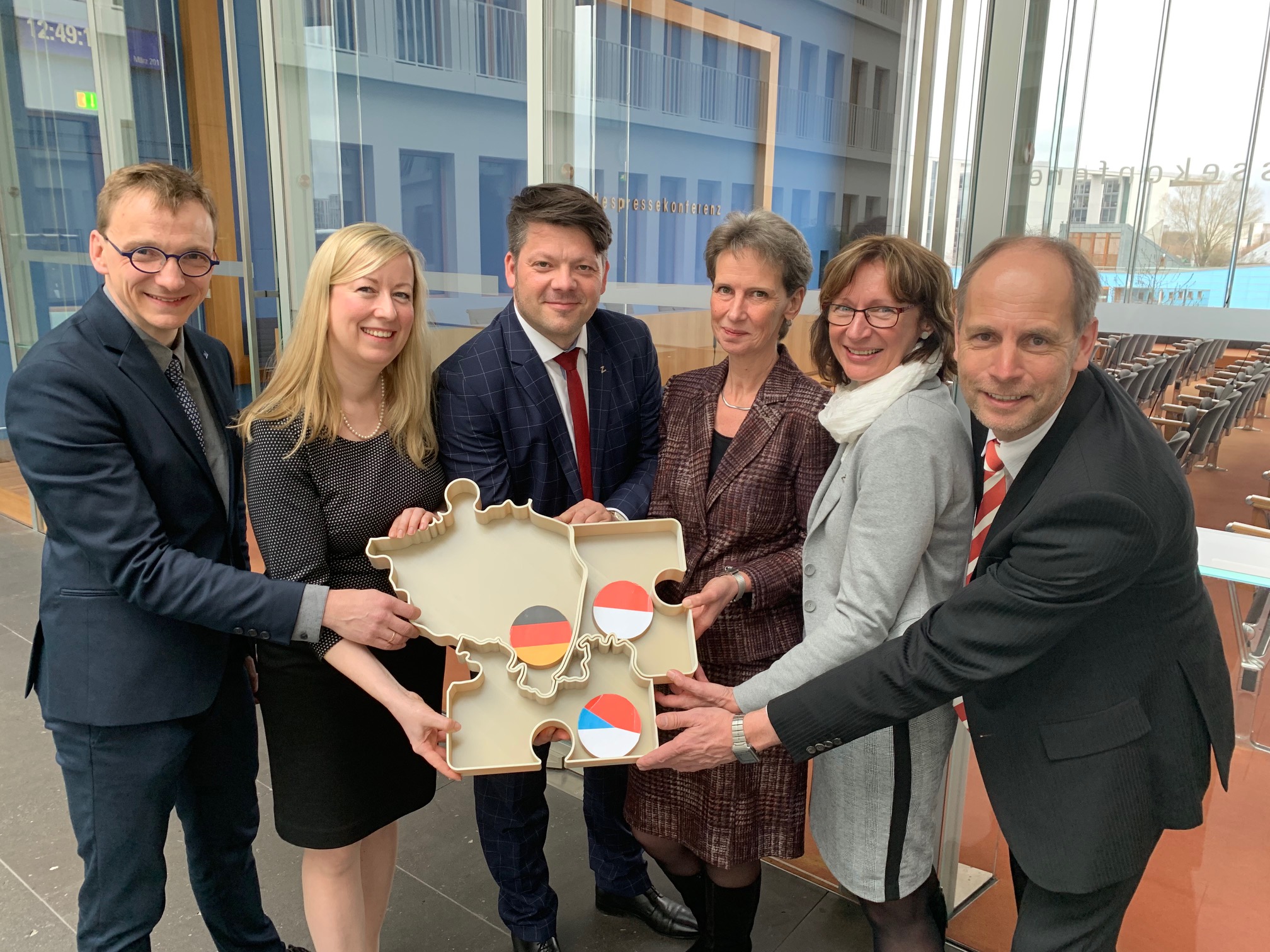 Das 3D Modell der Dreiländerecksregion wird stolz präsentiert von: von links nach rechts: Stefan Jakschik – Geschäftsführer der ULT AG, Prof. Sophia Keil – Wirtschaftswissenschaften der HSZG, Thomas Zenker – Oberbürgermeister der Stadt Zittau, Prof. Steffi Tollkühn – Erziehungswissenschaften der HSZG, Sabine Scholz – Stabsstelle Forschung der HSZG, Prof. Tobias Zschunke – Prorektor Forschung der Hochschule Zittau/Görlitz (HSZG)